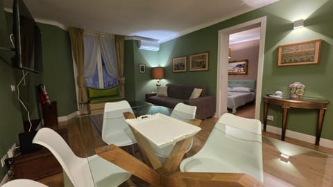 TV and multimedia, Seating area, Dining area