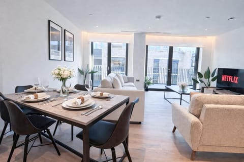 Property building, TV and multimedia, View (from property/room), Balcony/Terrace, Living room, Decorative detail, Seating area, Dining area, Evening entertainment, heating, internet