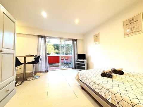 Bed, TV and multimedia, Photo of the whole room, Dining area, wardrobe