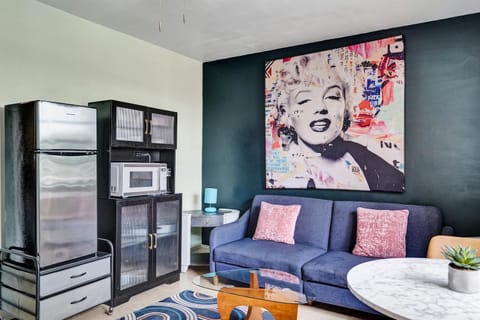 Rainbow Falls Estate For 9 House in Oakland Park