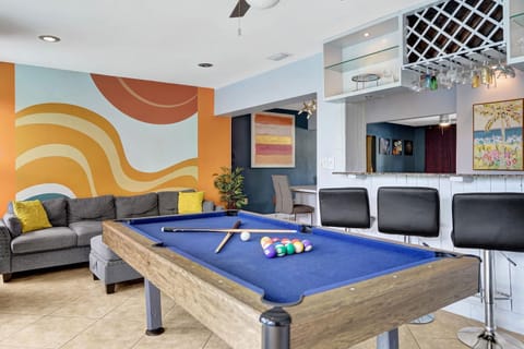 Rainbow Falls Estate For 9 House in Oakland Park