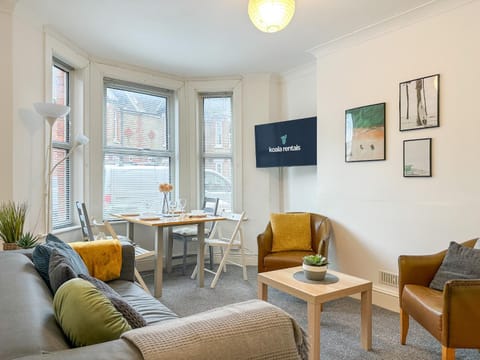 Communal lounge/ TV room, TV and multimedia, Living room, Seating area, Dining area, Evening entertainment
