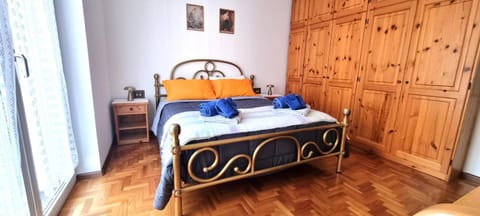 Bed, Bedroom, towels, wardrobe