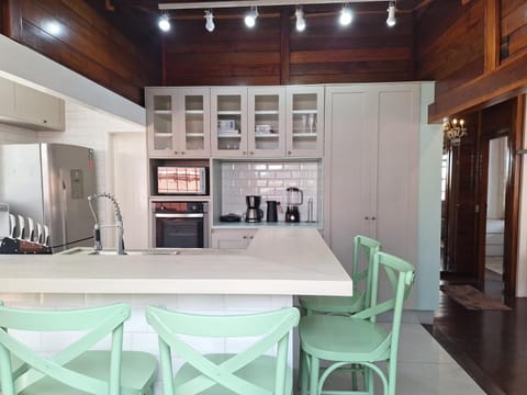 Coffee/tea facilities, Kitchen or kitchenette, Dining area, minibar, oven, pet friendly, stove, toaster