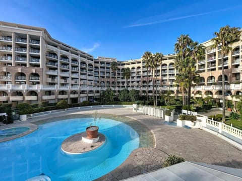 Day, Swimming pool, sunbed