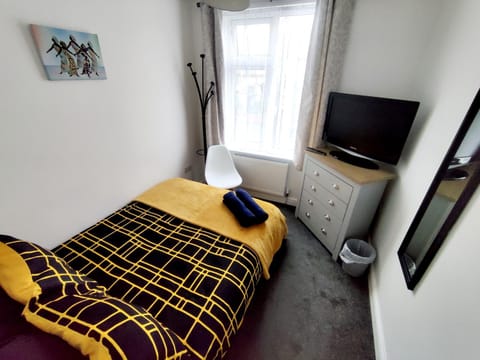 Bed, TV and multimedia, Photo of the whole room, Bedroom, towels