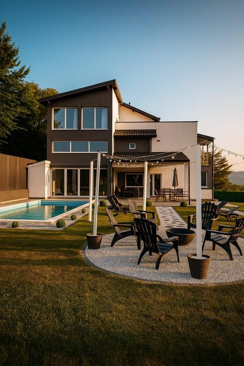 Property building, Garden, Swimming pool