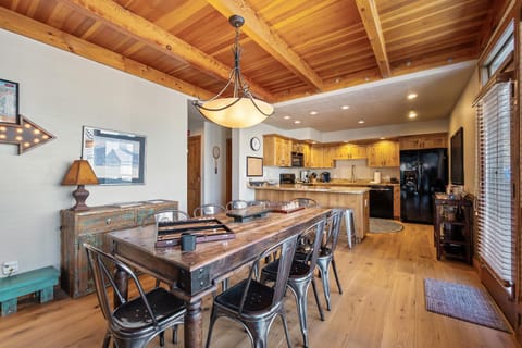 Day, Kitchen or kitchenette, Dining area, fireplace, furniture