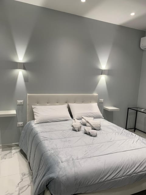 Bed, towels