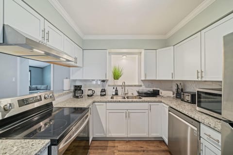 Amazing 4BR 2Bath Home with Pool & Game-Movie Room House in La Marque