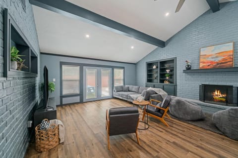 Amazing 4BR 2Bath Home with Pool & Game-Movie Room House in La Marque