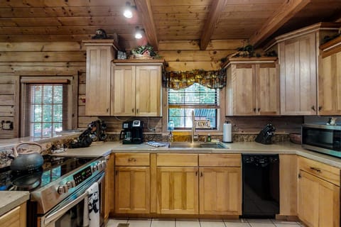 Cozy Cabin Norris Lake Porch Firepit Jetted Tub Cabin in Norris Lake