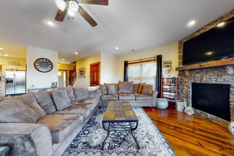 Spacious Lakeview Townhouse Sleeps 8 Deck Grill House in Norris Lake