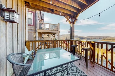 Spacious Lakeview Townhouse Sleeps 8 Deck Grill House in Norris Lake