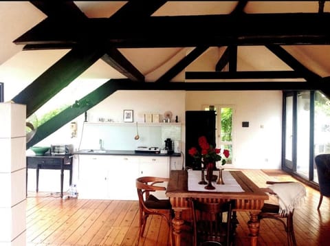 Kitchen or kitchenette, Living room, Seating area, Dining area