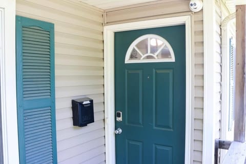 Walk to beach and downtown Lake Geneva! House in Lake Geneva