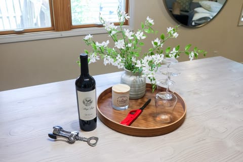 Walk to beach and downtown Lake Geneva! House in Lake Geneva