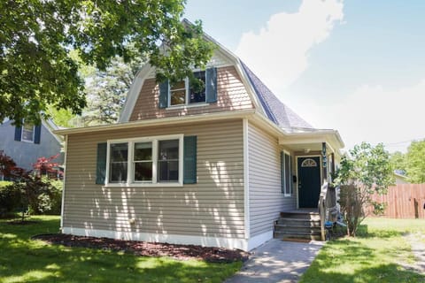 Walk to beach and downtown Lake Geneva! House in Lake Geneva