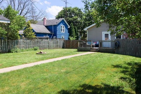 Walk to beach and downtown Lake Geneva! House in Lake Geneva