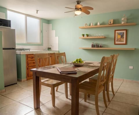 Kitchen or kitchenette, Dining area