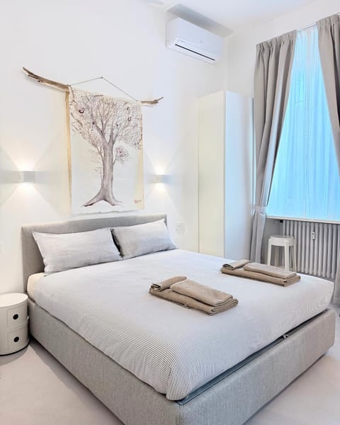 Bed, Bedroom, towels, air conditioner