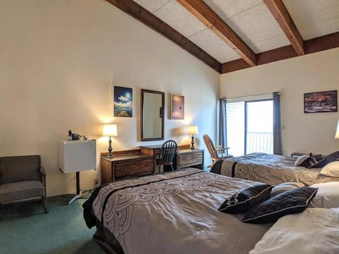 Spacious 2 bd 2 bth Condo at Cedar Lodge Laconia Apartment in Laconia