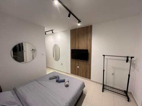 Bed, TV and multimedia, Photo of the whole room, Bedroom, towels, air conditioner