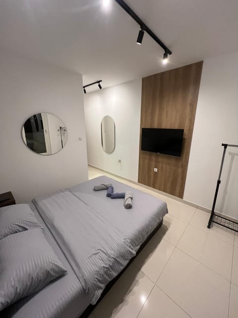 Bed, TV and multimedia, Photo of the whole room, Bedroom, towels