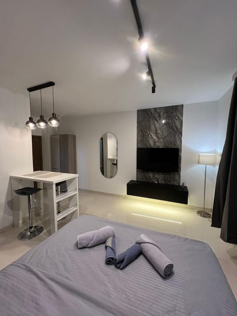 Communal lounge/ TV room, Bed, TV and multimedia, Bedroom, towels