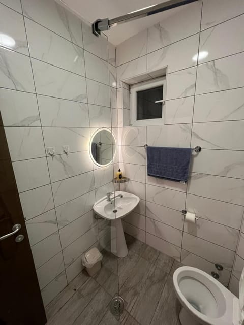 Shower, Toilet, Bathroom, towels