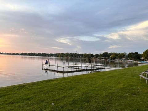 Newly remodeled Near Lake 4BR Hot Tub Navy Family home House in Gurnee