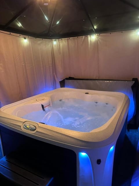 Newly remodeled Near Lake 4BR Hot Tub Navy Family home House in Gurnee