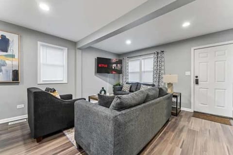 Newly remodeled Near Lake 4BR Hot Tub Navy Family home House in Gurnee