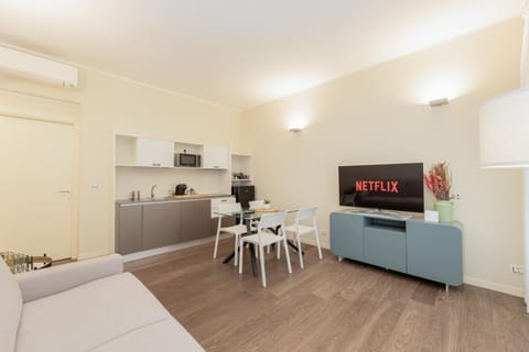 TV and multimedia, Coffee/tea facilities, Kitchen or kitchenette, Living room, Other, Photo of the whole room, Seating area, Dining area, Family, furniture, heating, internet, microwave, pet friendly, stove, toaster, kitchen, air conditioner
