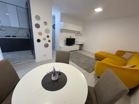 Communal lounge/ TV room, TV and multimedia, Living room, Seating area, Evening entertainment