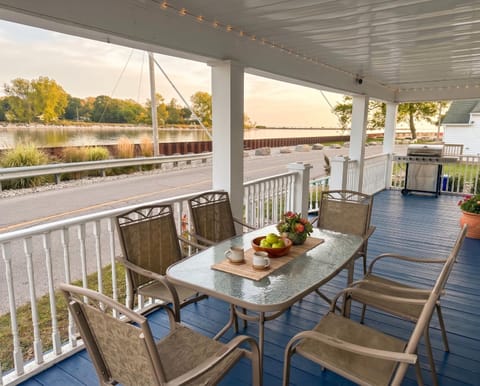 View (from property/room), Balcony/Terrace, Seating area, Dining area, Lake view