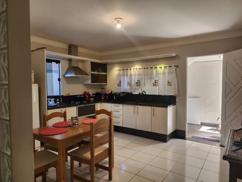 Kitchen or kitchenette, Dining area, oven, stove