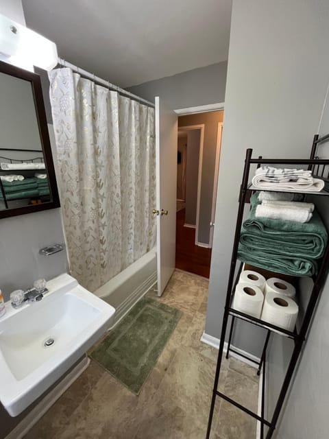 Spacious 3BR 5 Beds Perfect for Groups House in Valdosta