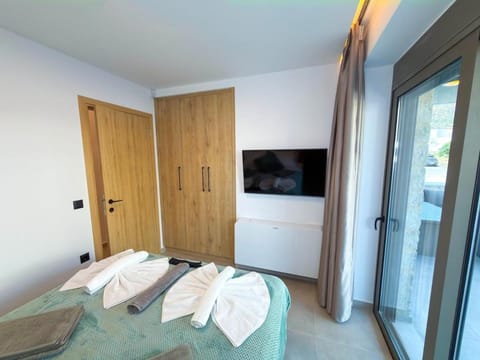 Cozy Suite Palaiochora Sea View, Jacuzzi, Top WiFi Apartment in Palaiochora