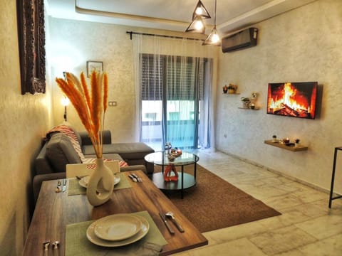 TV and multimedia, Living room, Seating area, Dining area, air conditioner