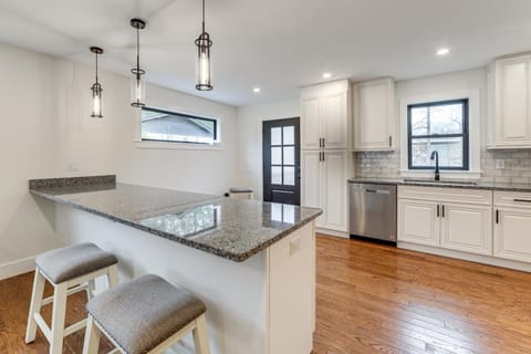 2 Mi to Lake Tomahawk Park! Quiet Escape with Deck House in Black Mountain