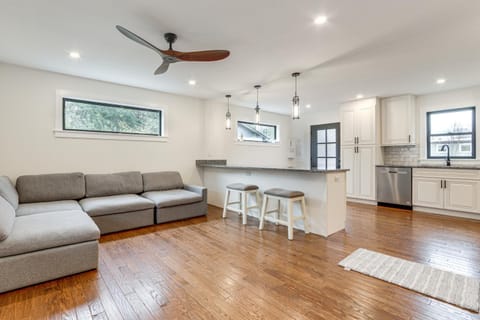 2 Mi to Lake Tomahawk Park! Quiet Escape with Deck House in Black Mountain