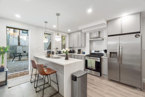 Kitchen or kitchenette, Dining area, dishwasher, minibar, oven, pet friendly, stove, toaster