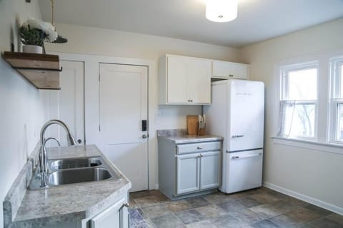 Near AmFam Field & Pettit |Sleeps 12|4BR + Parking House in Wauwatosa