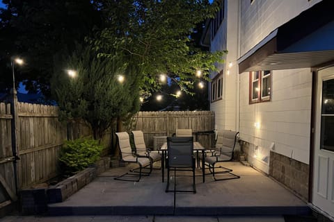 Near AmFam Field & Pettit |Sleeps 12|4BR + Parking House in Wauwatosa