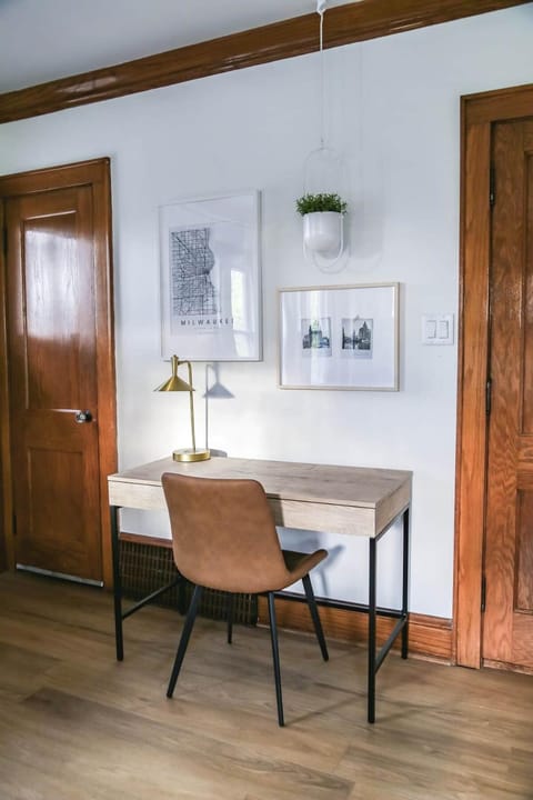 Near AmFam Field & Pettit |Sleeps 12|4BR + Parking House in Wauwatosa