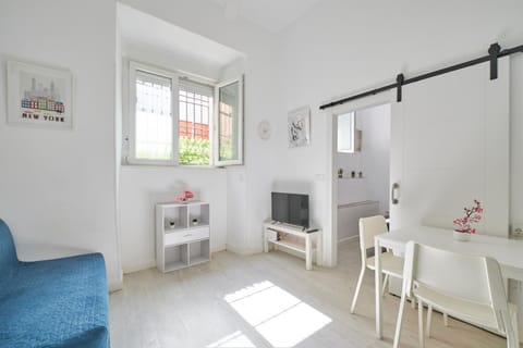 TV and multimedia, Living room, Seating area, internet