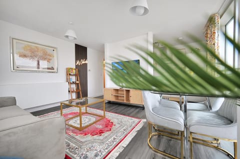 Seating area, Dining area