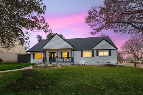 Upscale 6BR Home with Pool Hot Tub & Game Room Villa in Farmers Branch