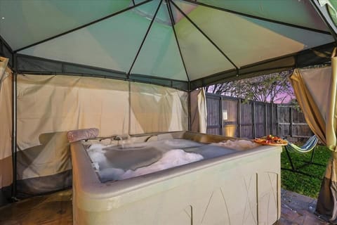 Upscale 6BR Home with Pool Hot Tub & Game Room Villa in Farmers Branch